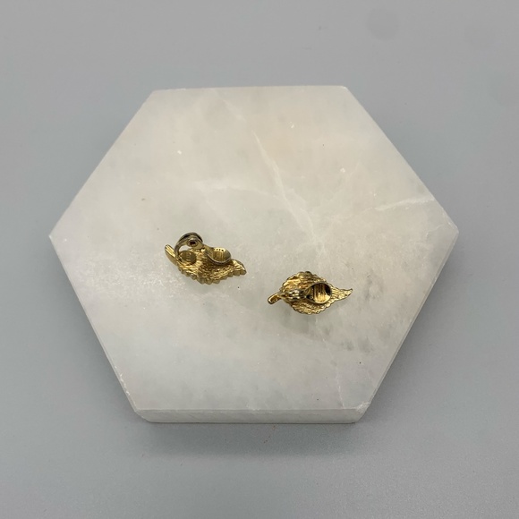 Vintage Gold Tone Monet Clip-on Earring. Good Condition. - Picture 2 of 2